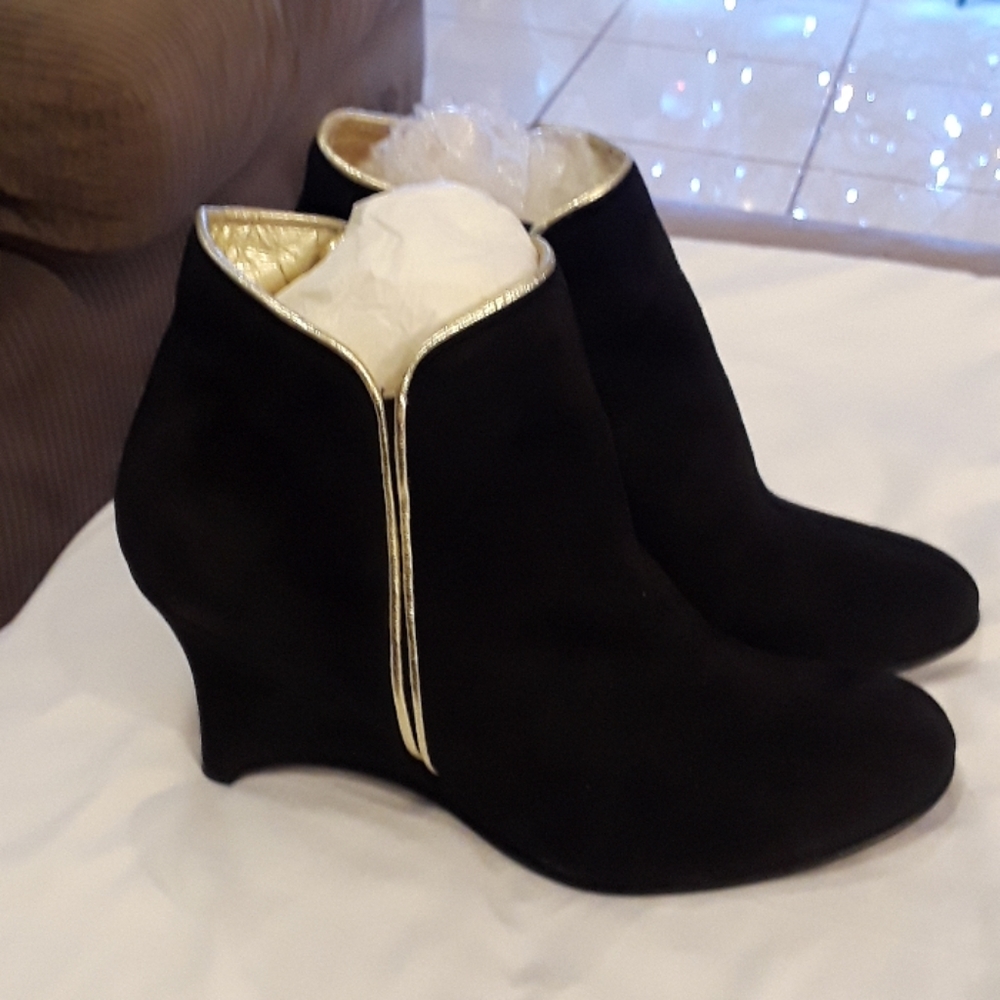Lashy black suede bottled, size 9